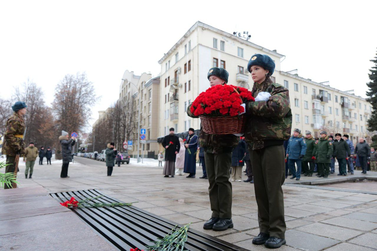 В День Неизвестного Солдата в Кемерове возложили цветы к памятнику воинам-кузбассовцам, павшим за Родину в 1941-1945 гг В День Неизвестного Солдата в Кемерове возложили цветы к памятнику воинам-кузбассовцам, павшим за Родину в 1941-1945 гг