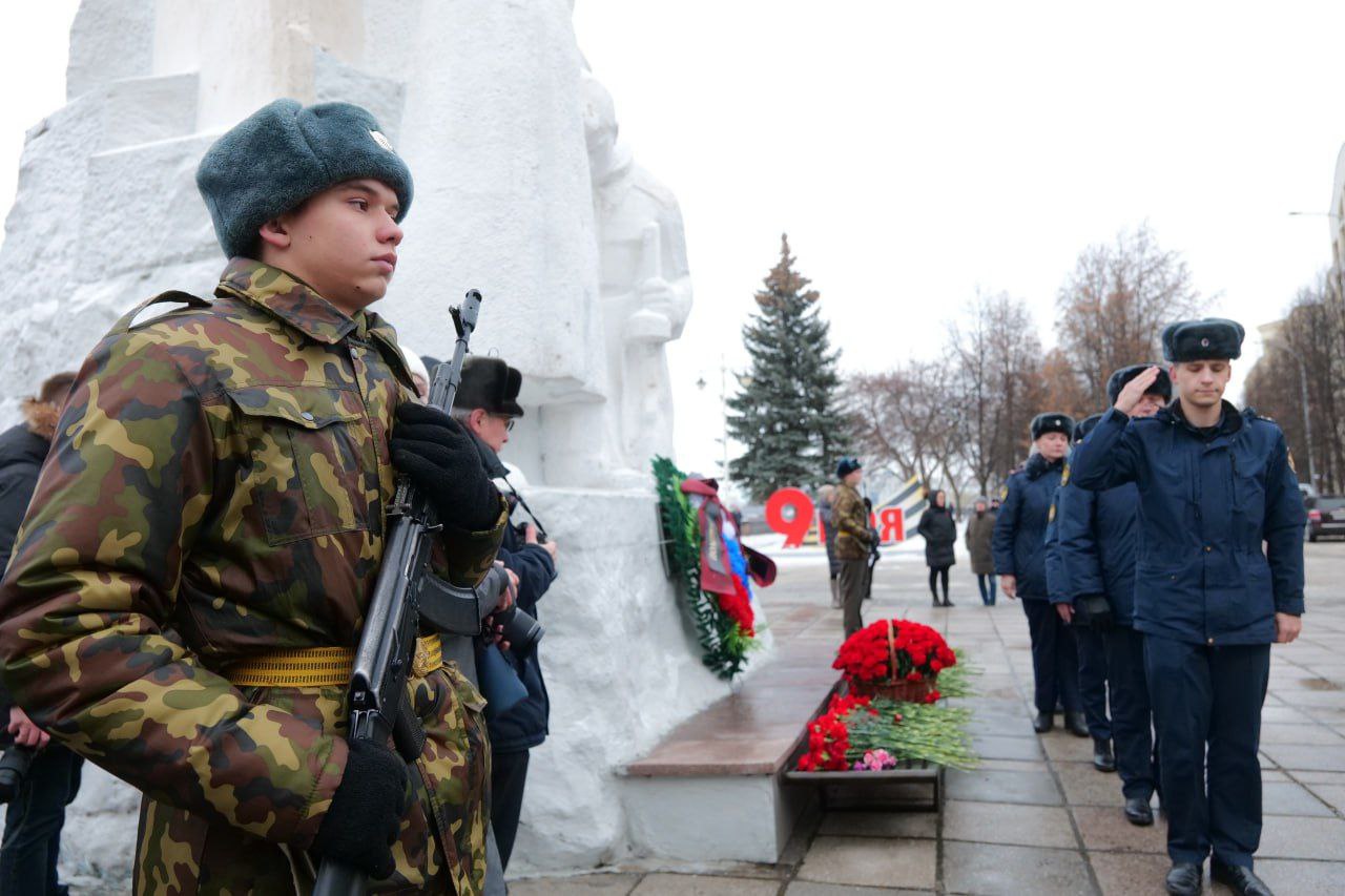 В День Неизвестного Солдата в Кемерове возложили цветы к памятнику воинам-кузбассовцам, павшим за Родину в 1941-1945 гг В День Неизвестного Солдата в Кемерове возложили цветы к памятнику воинам-кузбассовцам, павшим за Родину в 1941-1945 гг