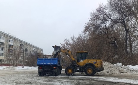 Продолжается расчистка городских территорий от снега во всех районах Кемерова