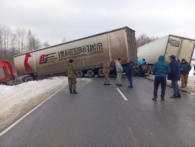 Фуры перегородили трассу «Сибирь» в Тяжинском округе