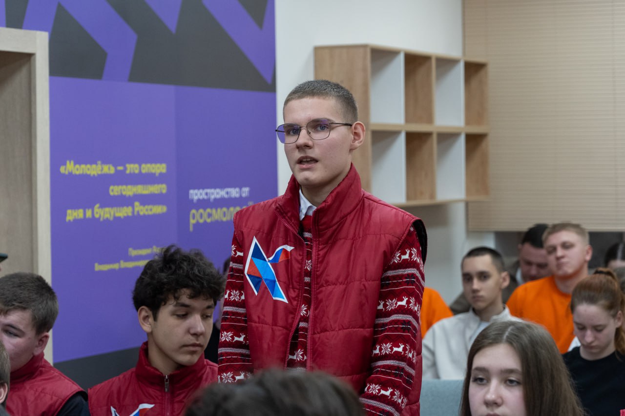 Глава города Кемерово Дмитрий Анисимов провел первую встречу с молодежью в центре "Кузбасс Глава города Кемерово Дмитрий Анисимов провел первую встречу с молодежью в центре "Кузбасс