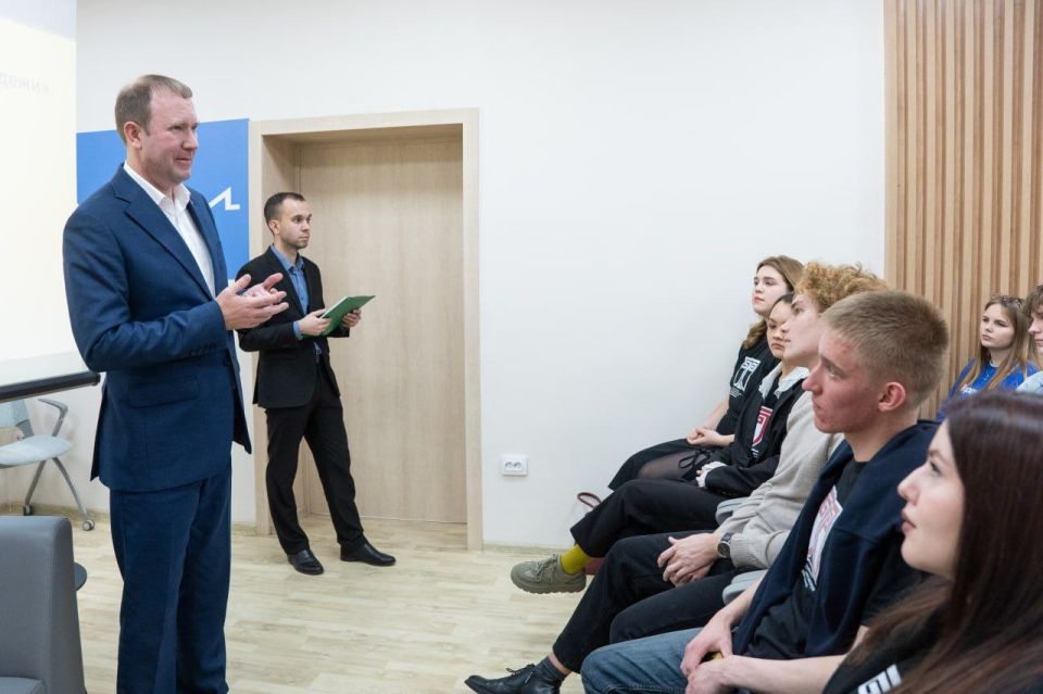 Глава города Кемерово Дмитрий Анисимов провел первую встречу с молодежью в центре "Кузбасс