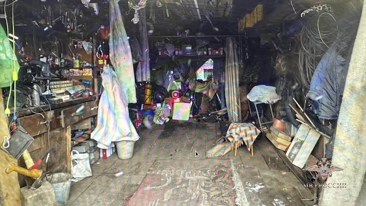 Вор-коллекционер прятал награбленные "сокровища" на миллион рублей в гараже в Кемеровской области