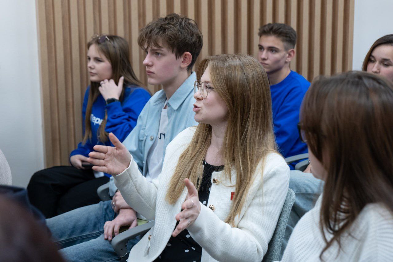 Глава города Кемерово Дмитрий Анисимов провел первую встречу с молодежью в центре "Кузбасс Глава города Кемерово Дмитрий Анисимов провел первую встречу с молодежью в центре "Кузбасс