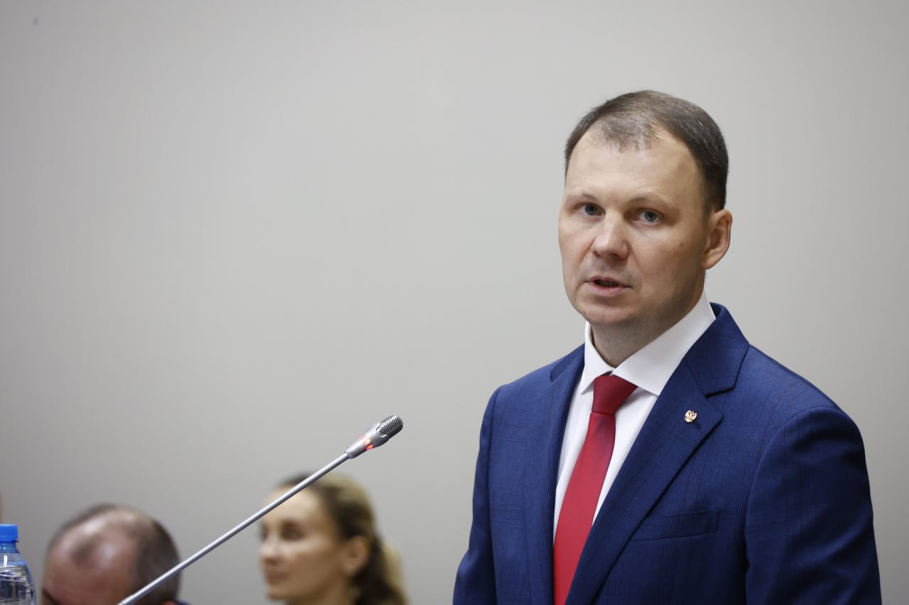 Министр природных ресурсов и экологии Кузбасса Олег Ивлев и исполняющий обязанности министра лесного комплекса и охотничьего хозяйства Кузбасса Евгений Бойко выступили с докладами о результатах работы своих ведомств в 2025... Министр природных ресурсов и экологии Кузбасса Олег Ивлев и исполняющий обязанности министра лесного комплекса и охотничьего хозяйства Кузбасса Евгений Бойко выступили с докладами о результатах работы своих ведомств в 2025...