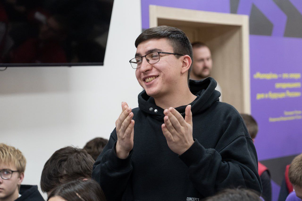 Глава города Кемерово Дмитрий Анисимов провел первую встречу с молодежью в центре "Кузбасс Глава города Кемерово Дмитрий Анисимов провел первую встречу с молодежью в центре "Кузбасс