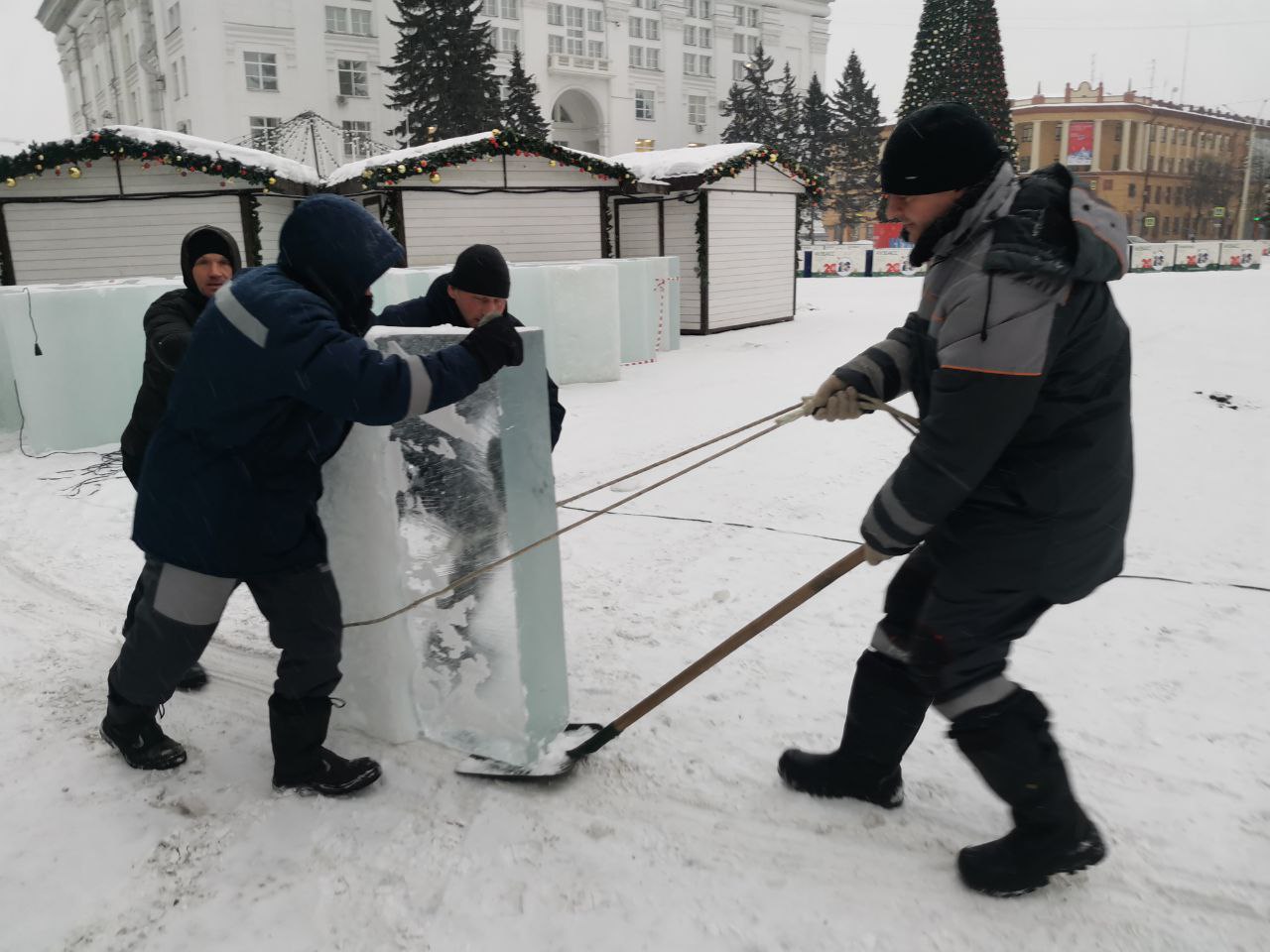 В Кемерове на площади Советов приступили к строительству ледового городка