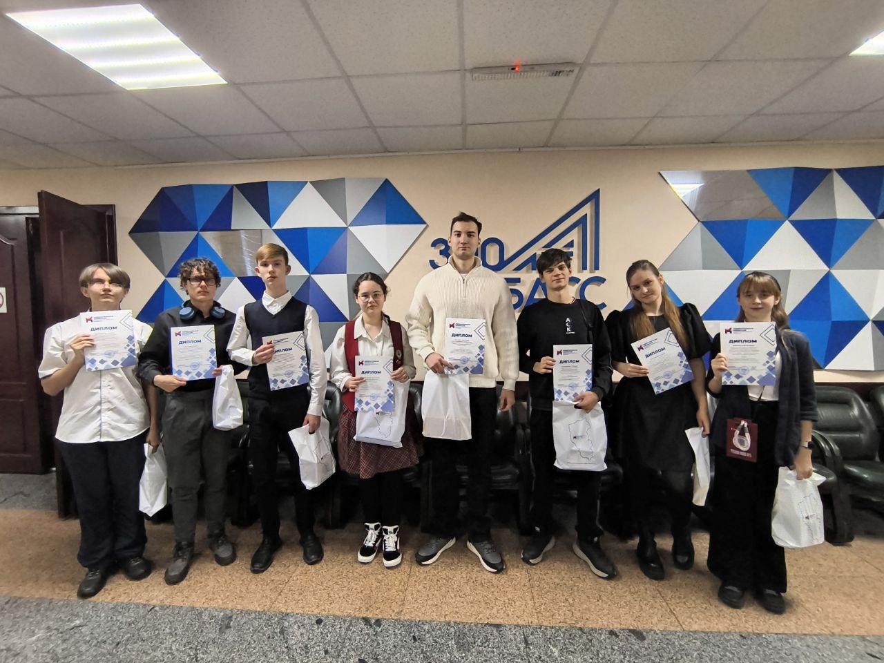 В Избирательной комиссии Кузбасса наградили победителей конкурса «Мой выбор — мое будущее!» В Избирательной комиссии Кузбасса наградили победителей конкурса «Мой выбор — мое будущее!»