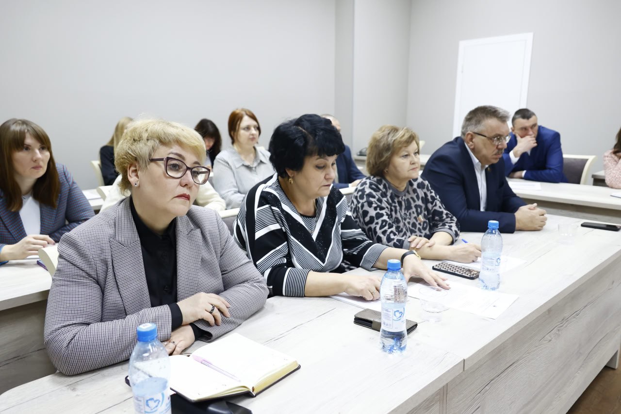 Министр природных ресурсов и экологии Кузбасса Олег Ивлев и исполняющий обязанности министра лесного комплекса и охотничьего хозяйства Кузбасса Евгений Бойко выступили с докладами о результатах работы своих ведомств в 2025... Министр природных ресурсов и экологии Кузбасса Олег Ивлев и исполняющий обязанности министра лесного комплекса и охотничьего хозяйства Кузбасса Евгений Бойко выступили с докладами о результатах работы своих ведомств в 2025...