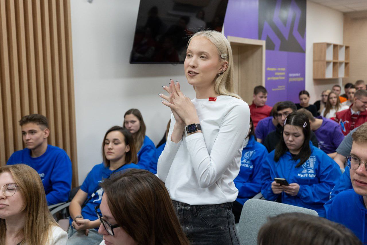 Глава города Кемерово Дмитрий Анисимов провел первую встречу с молодежью в центре "Кузбасс Глава города Кемерово Дмитрий Анисимов провел первую встречу с молодежью в центре "Кузбасс