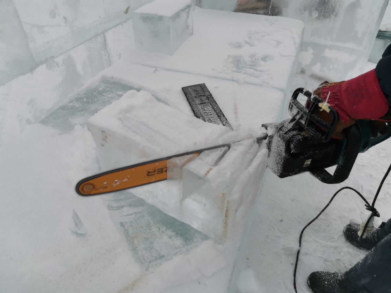 В Кемерове на площади Советов приступили к строительству ледового городка В Кемерове на площади Советов приступили к строительству ледового городка