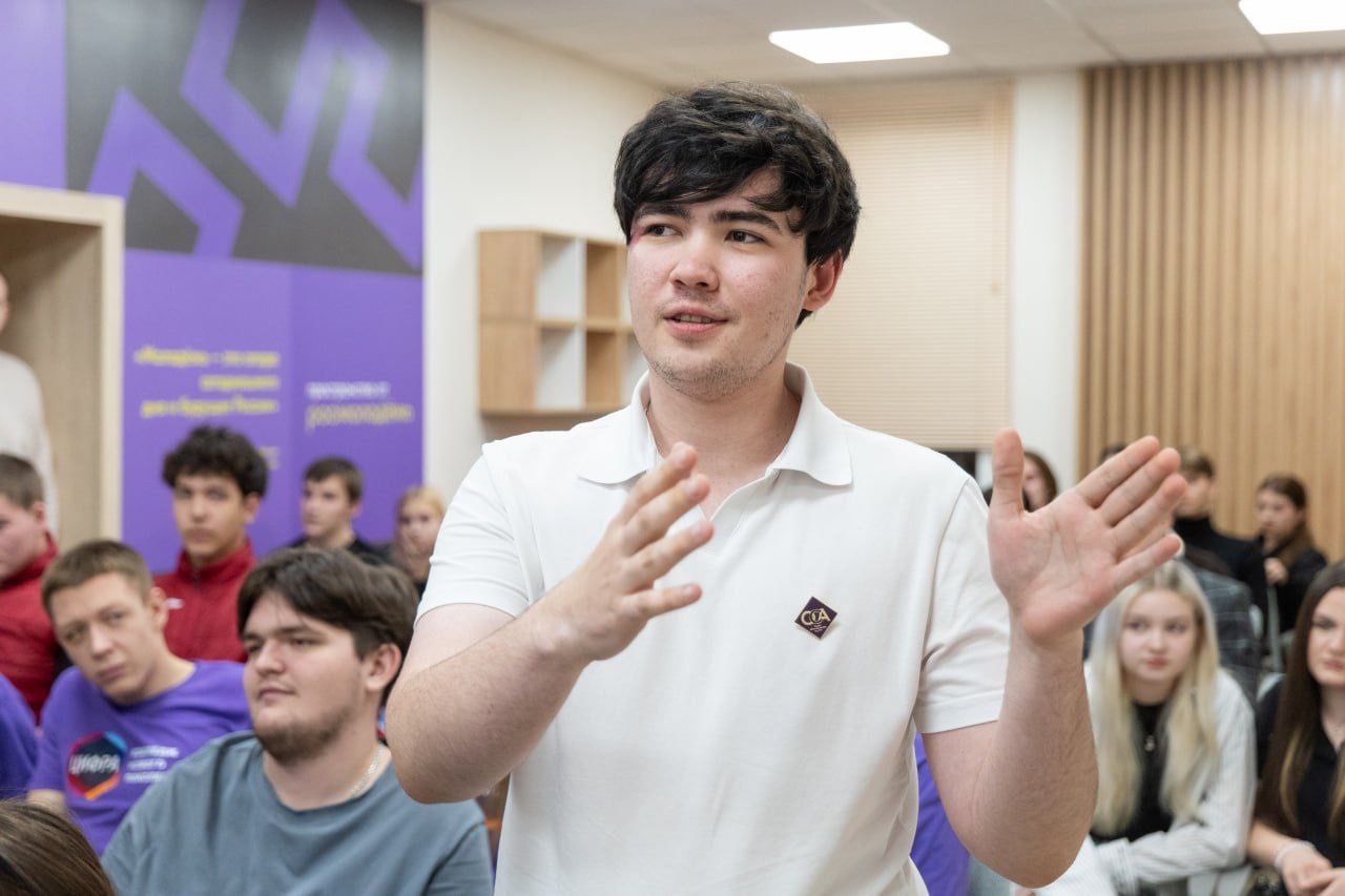 Глава города Кемерово Дмитрий Анисимов провел первую встречу с молодежью в центре "Кузбасс Глава города Кемерово Дмитрий Анисимов провел первую встречу с молодежью в центре "Кузбасс