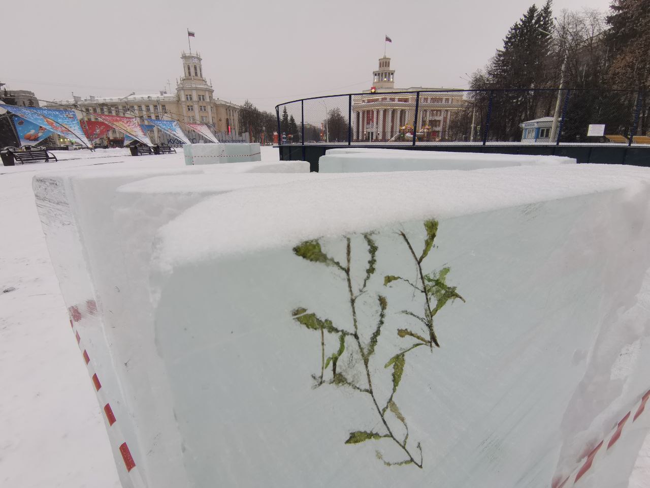 В Кемерове на площади Советов приступили к строительству ледового городка В Кемерове на площади Советов приступили к строительству ледового городка