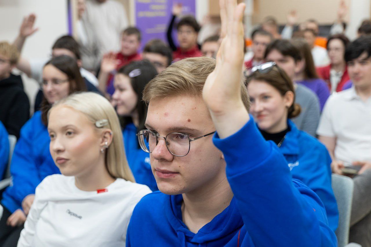Глава города Кемерово Дмитрий Анисимов провел первую встречу с молодежью в центре "Кузбасс Глава города Кемерово Дмитрий Анисимов провел первую встречу с молодежью в центре "Кузбасс