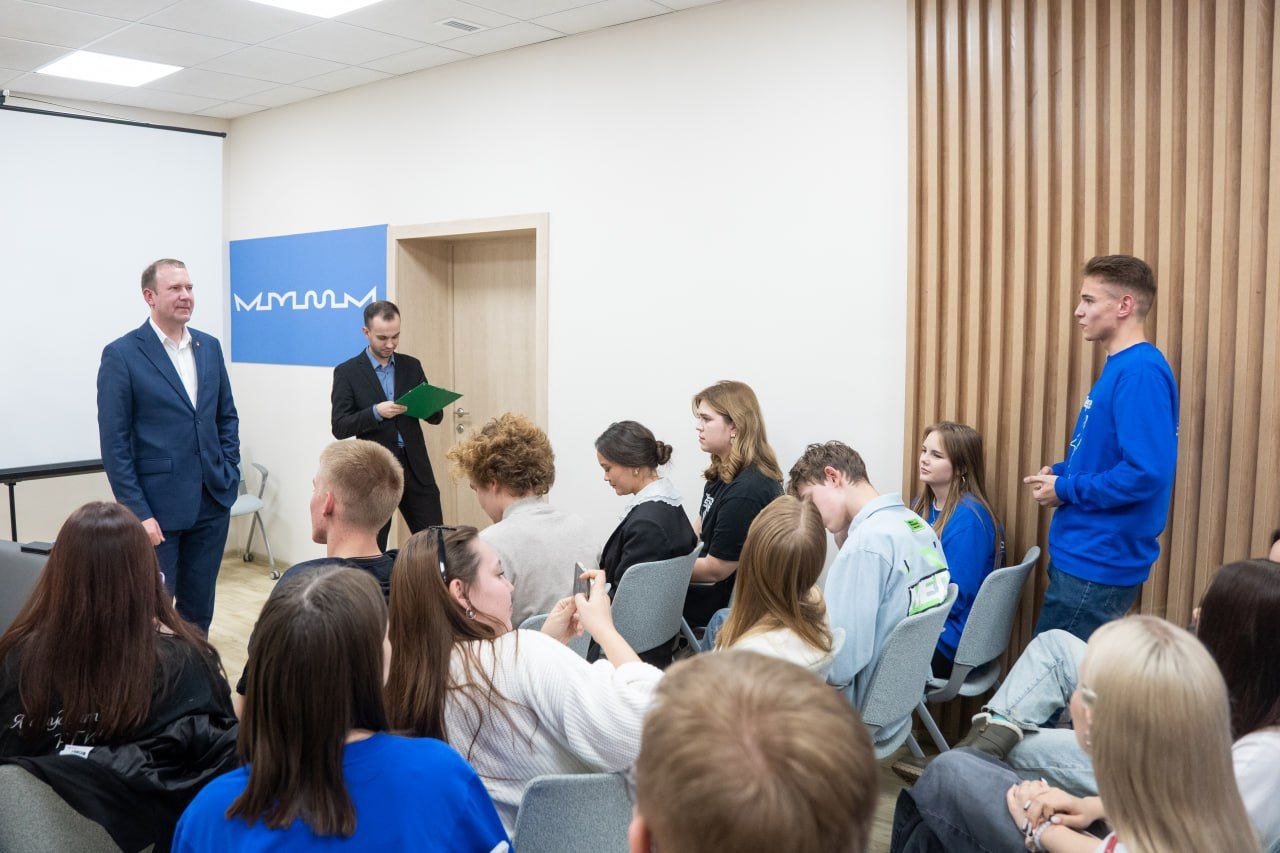 Глава города Кемерово Дмитрий Анисимов провел первую встречу с молодежью в центре "Кузбасс Глава города Кемерово Дмитрий Анисимов провел первую встречу с молодежью в центре "Кузбасс