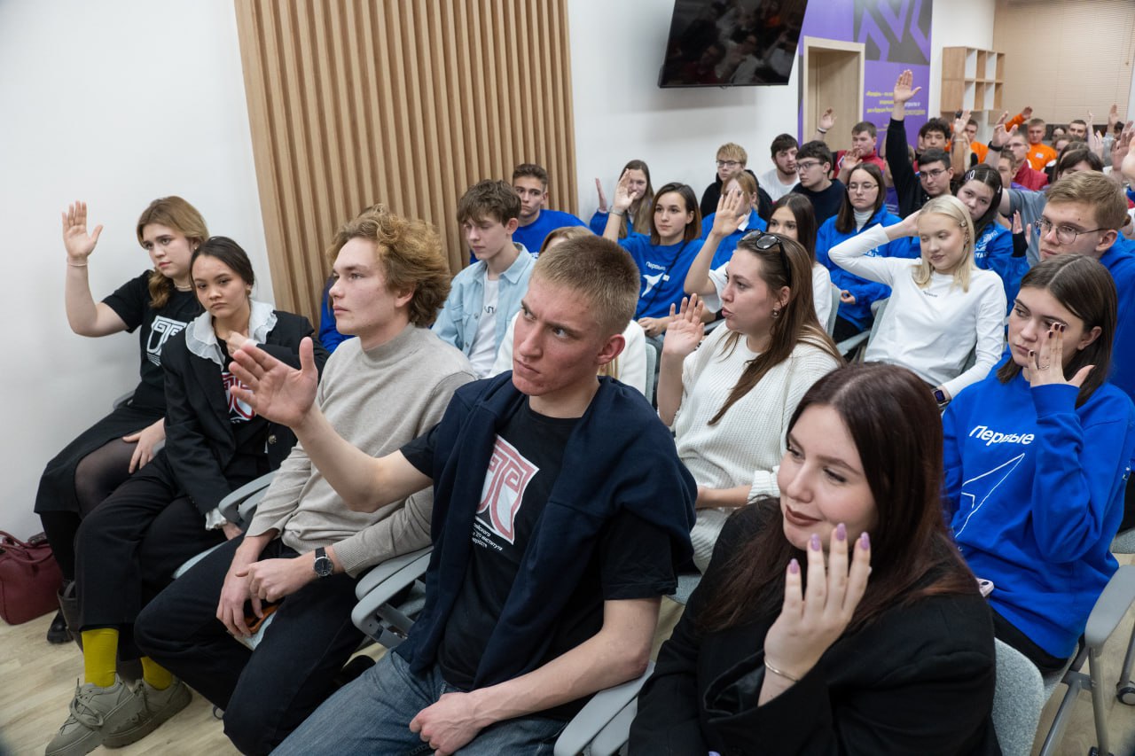 Глава города Кемерово Дмитрий Анисимов провел первую встречу с молодежью в центре "Кузбасс Глава города Кемерово Дмитрий Анисимов провел первую встречу с молодежью в центре "Кузбасс