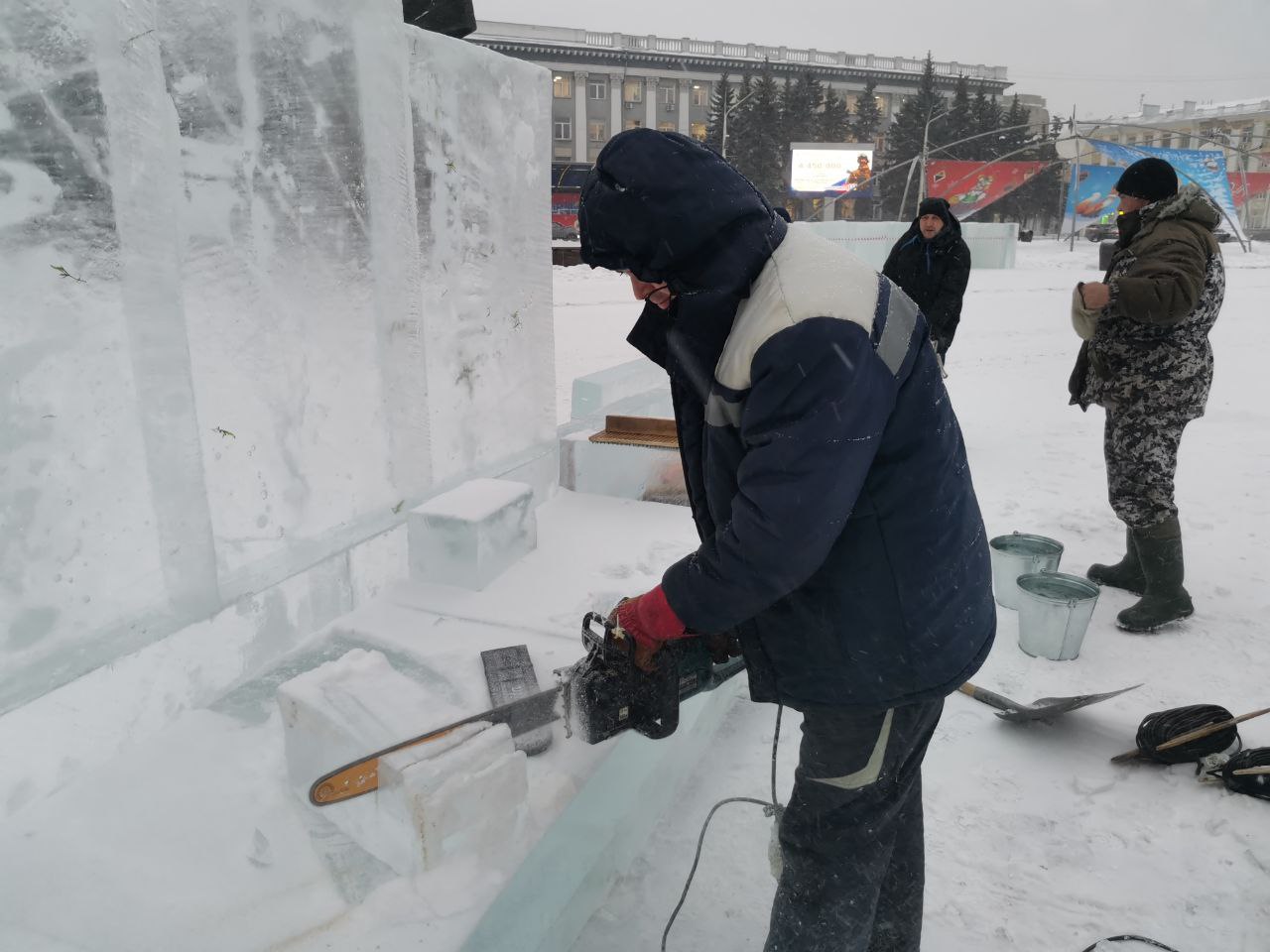 В Кемерове на площади Советов приступили к строительству ледового городка В Кемерове на площади Советов приступили к строительству ледового городка