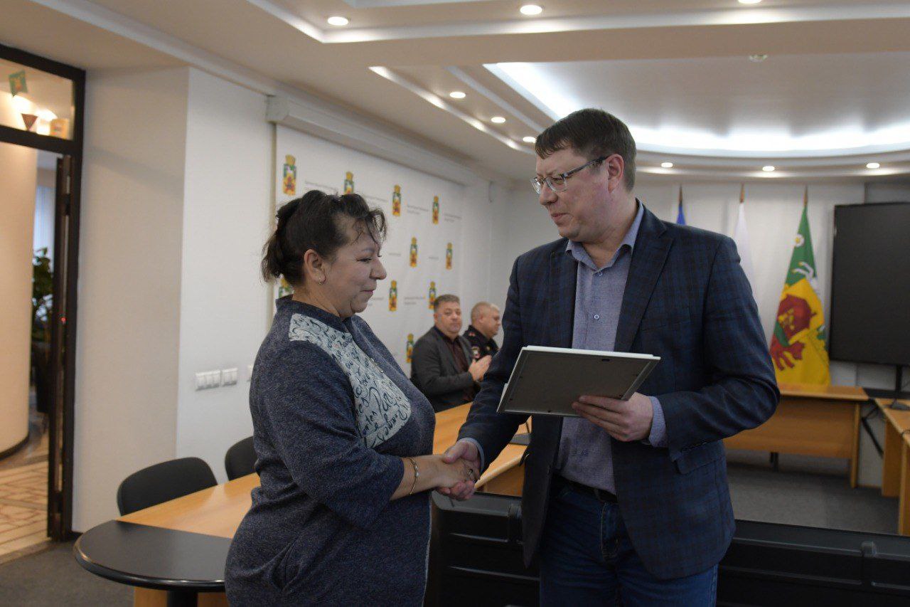 Сегодня в администрации города чествовали настоящую героиню — Анжелику Анатольевну Крячек, водителя автобуса на маршруте №17 компании "Питеравто" Сегодня в администрации города чествовали настоящую героиню — Анжелику Анатольевну Крячек, водителя автобуса на маршруте №17 компании "Питеравто"