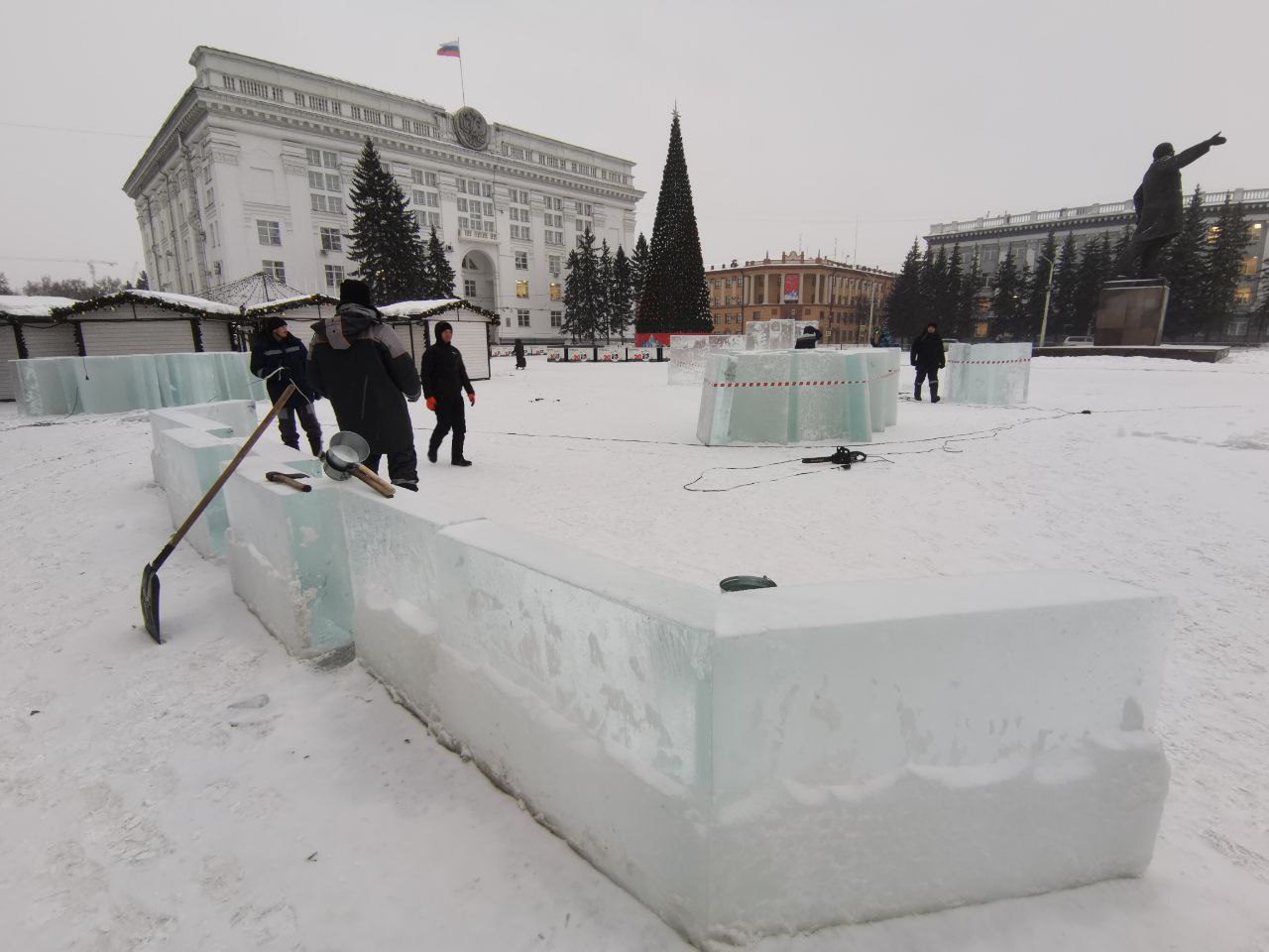 В Кемерове на площади Советов приступили к строительству ледового городка В Кемерове на площади Советов приступили к строительству ледового городка