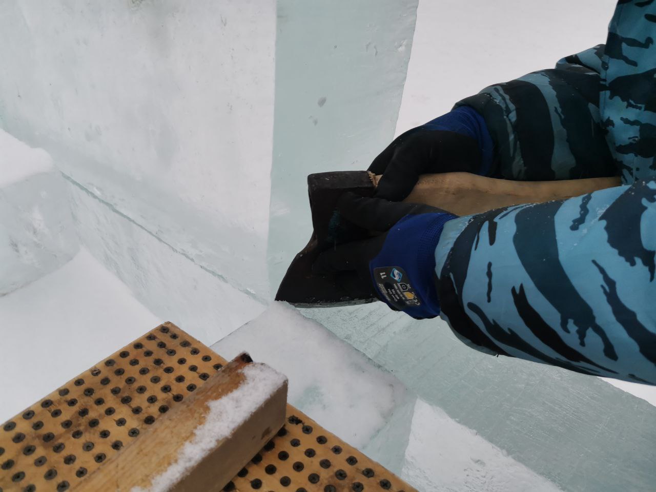 В Кемерове на площади Советов приступили к строительству ледового городка В Кемерове на площади Советов приступили к строительству ледового городка