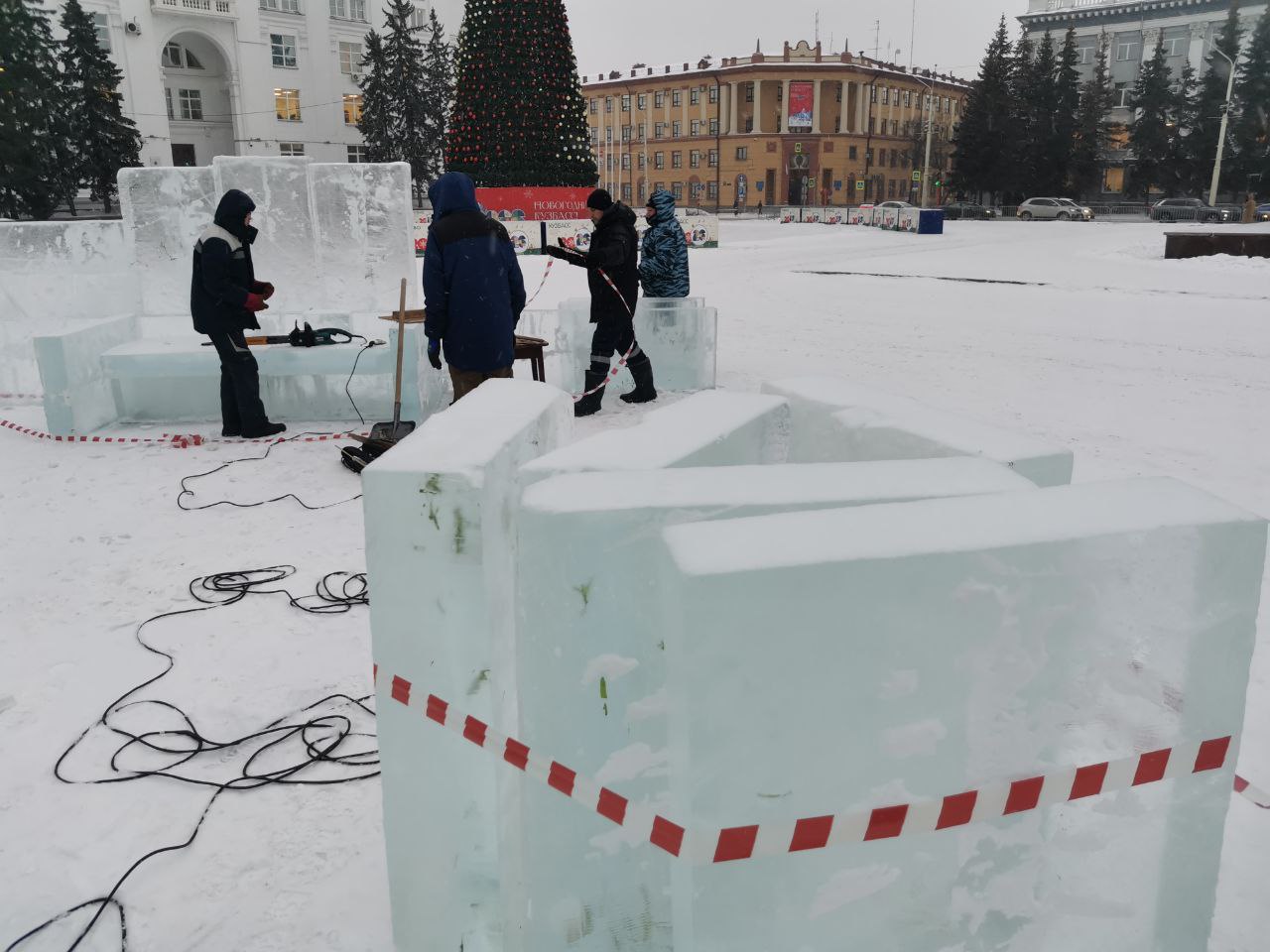 В Кемерове на площади Советов приступили к строительству ледового городка В Кемерове на площади Советов приступили к строительству ледового городка