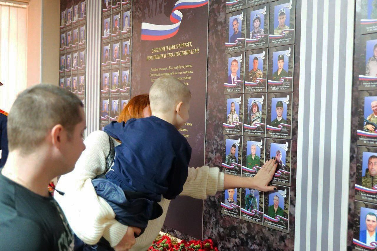 В территориальном управлении Заводского района города Кемерово открыли Стенд Памяти героев специальной военной операции