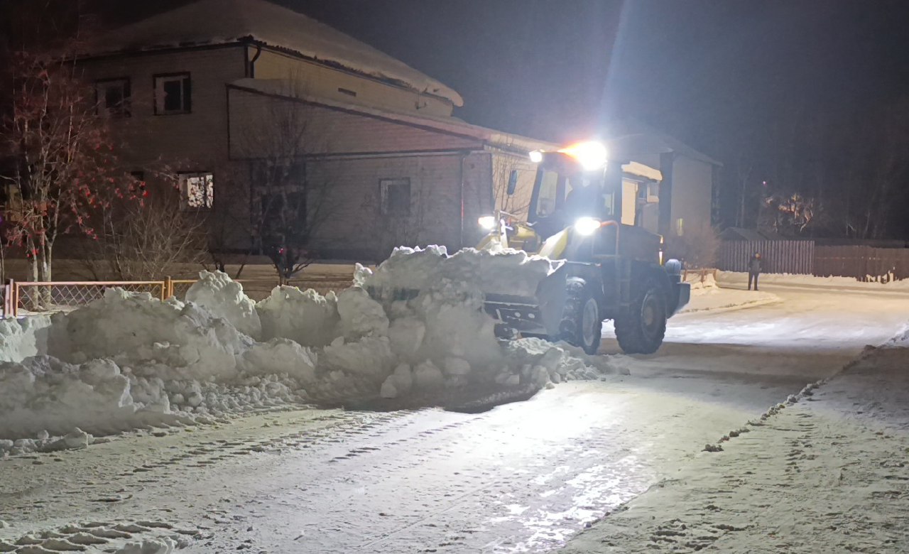 Ночью убирали снег во всех районах Кемерова Ночью убирали снег во всех районах Кемерова