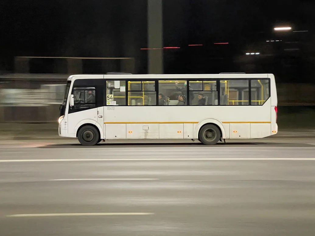 ООО «Питеравто», осуществляющее наибольший объем пассажирских перевозок общественным транспортом в Новокузнецке, ежедневно не может выпустить на маршруты до 35% своих автобусов