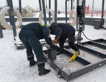В Кемерове монтируют пешеходный мост через линейный каток на новой набережной реки Томь