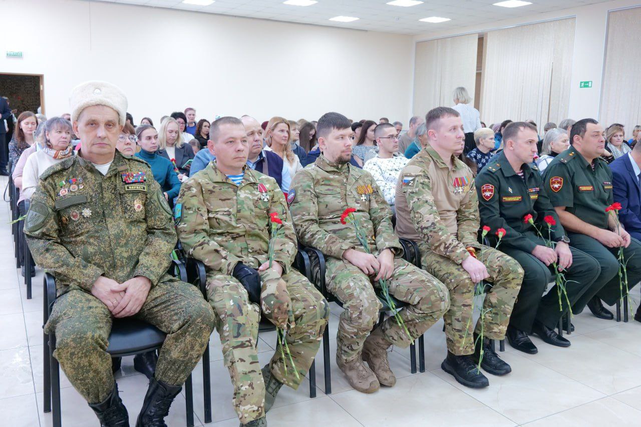 В территориальном управлении Заводского района города Кемерово открыли Стенд Памяти героев специальной военной операции В территориальном управлении Заводского района города Кемерово открыли Стенд Памяти героев специальной военной операции