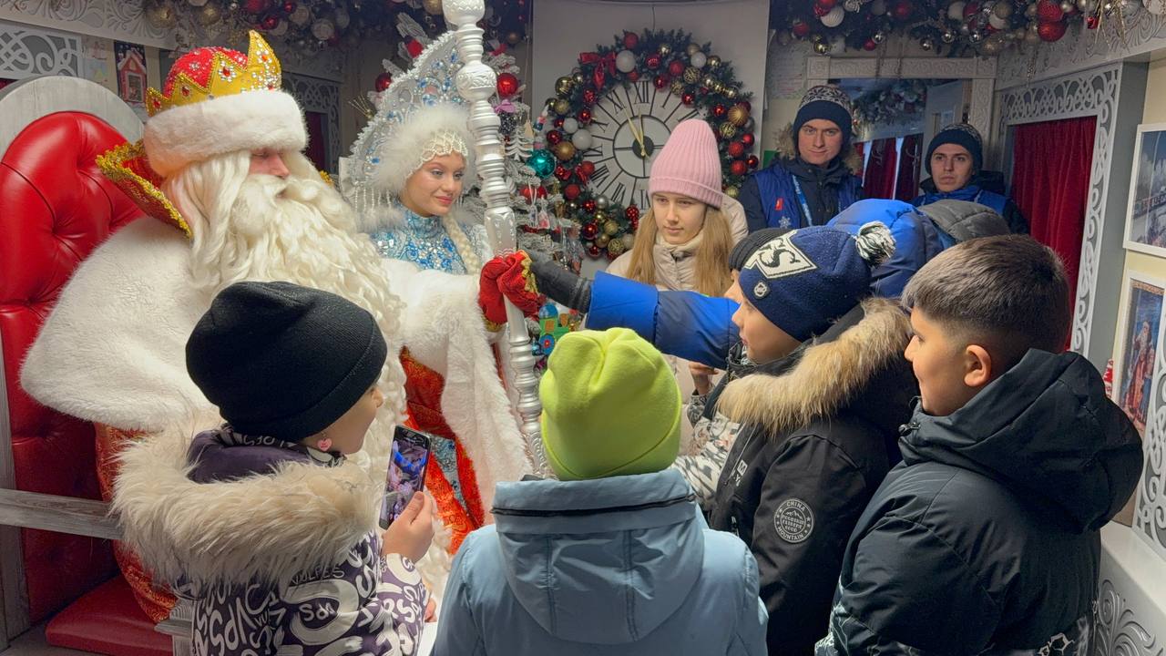 Поезд Деда Мороза встретили в Кемерове Поезд Деда Мороза встретили в Кемерове