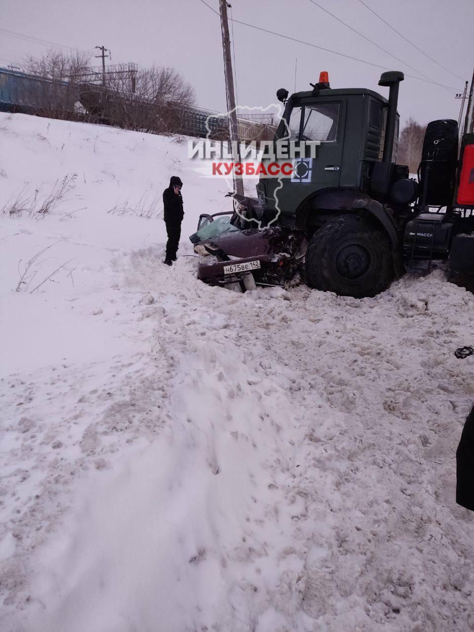3-летний ребёнок в больнице, 2 человека погибли в ДТП в Юрге