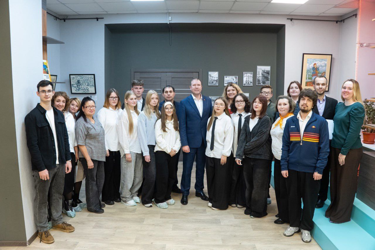 Глава города Кемерово Дмитрий Анисимов встретился со школьниками — участниками проекта «Город для всех» Глава города Кемерово Дмитрий Анисимов встретился со школьниками — участниками проекта «Город для всех»