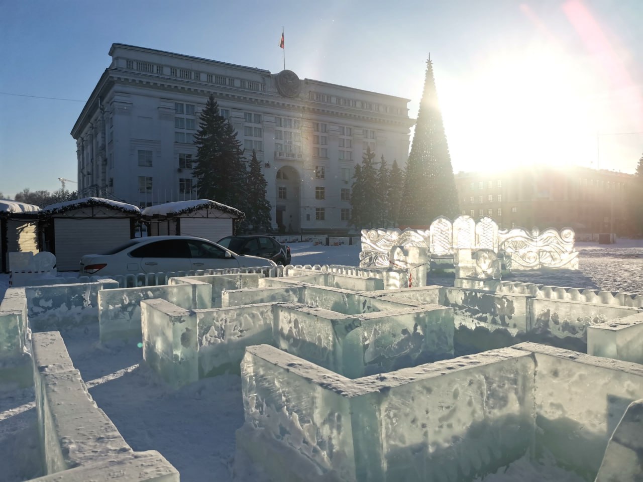 Более 200 кубометров льда превращают в сказку: на площади Советов продолжают строить ледовый городок