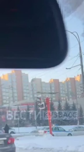 Машина ГАИ и кроссовер столкнулись в Кемерове