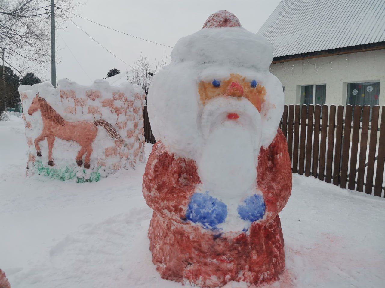 Житель Ягуновского построил рядом со своим домом новогодний мини-городок Житель Ягуновского построил рядом со своим домом новогодний мини-городок