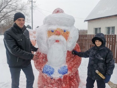 Житель Ягуновского построил рядом со своим домом новогодний мини-городок