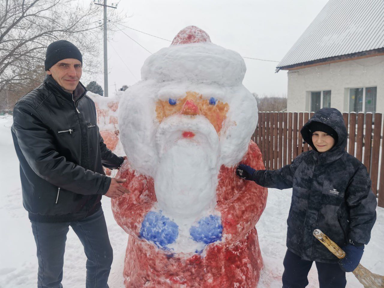 Житель Ягуновского построил рядом со своим домом новогодний мини-городок