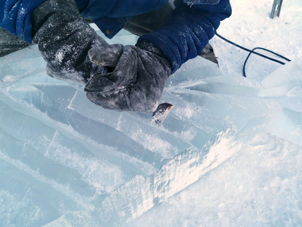 Более 200 кубометров льда превращают в сказку: на площади Советов продолжают строить ледовый городок Более 200 кубометров льда превращают в сказку: на площади Советов продолжают строить ледовый городок