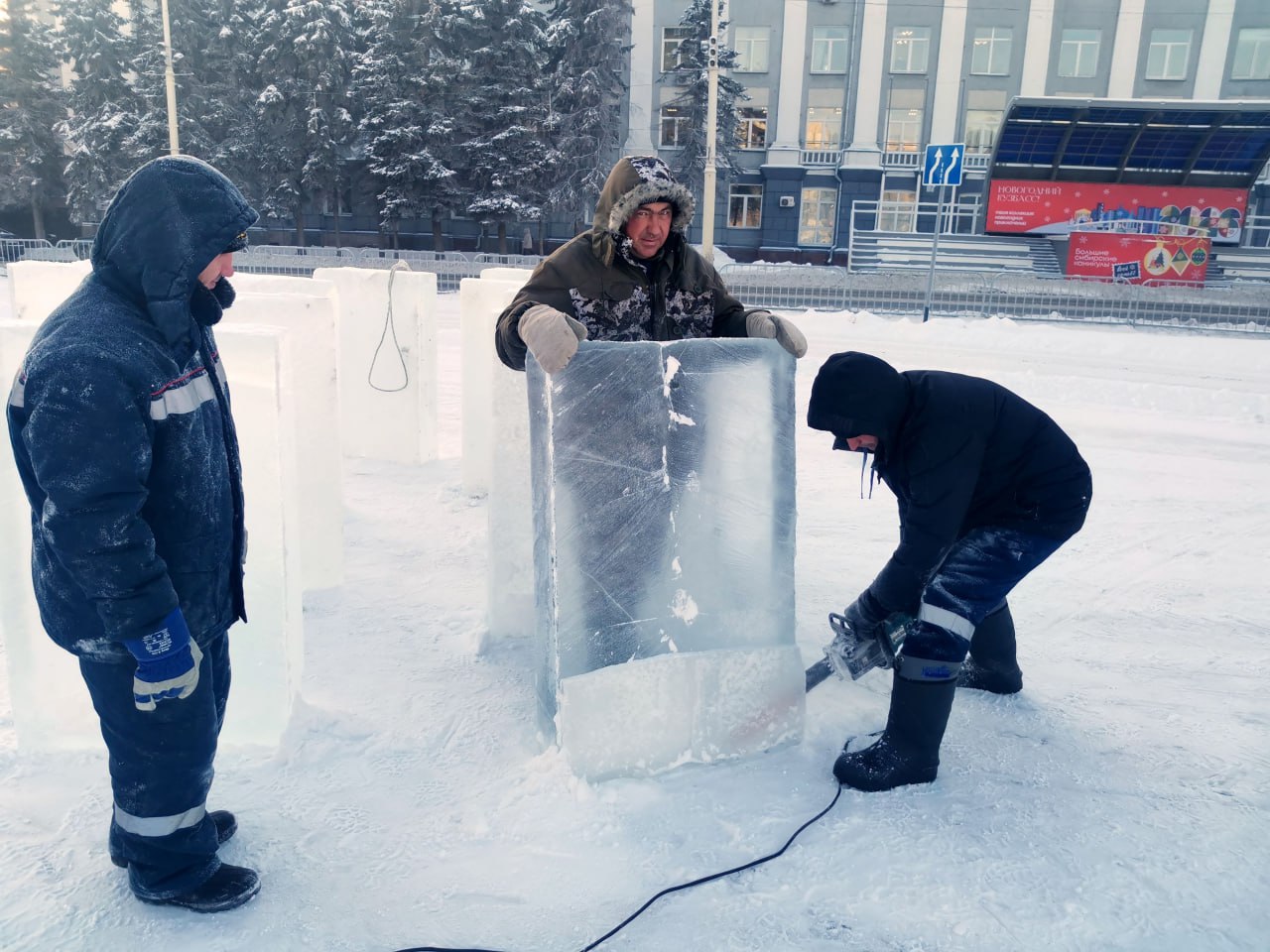 Более 200 кубометров льда превращают в сказку: на площади Советов продолжают строить ледовый городок Более 200 кубометров льда превращают в сказку: на площади Советов продолжают строить ледовый городок