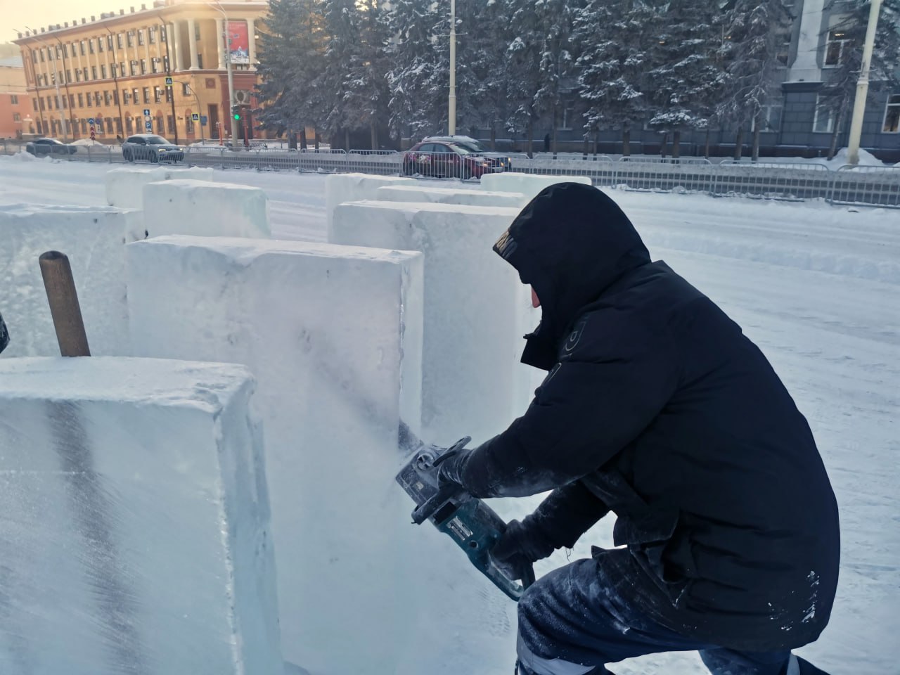 Более 200 кубометров льда превращают в сказку: на площади Советов продолжают строить ледовый городок Более 200 кубометров льда превращают в сказку: на площади Советов продолжают строить ледовый городок