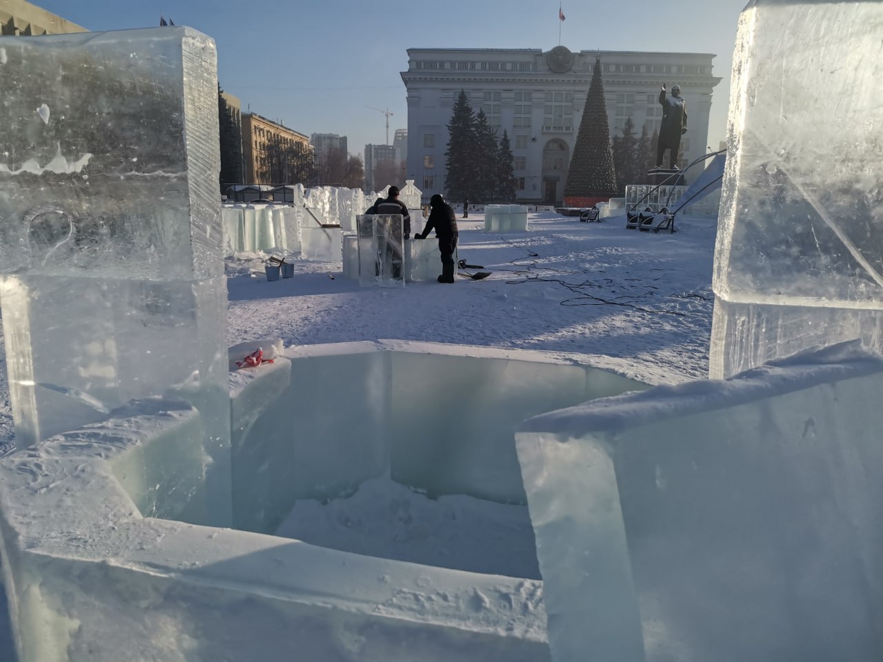 Более 200 кубометров льда превращают в сказку: на площади Советов продолжают строить ледовый городок Более 200 кубометров льда превращают в сказку: на площади Советов продолжают строить ледовый городок