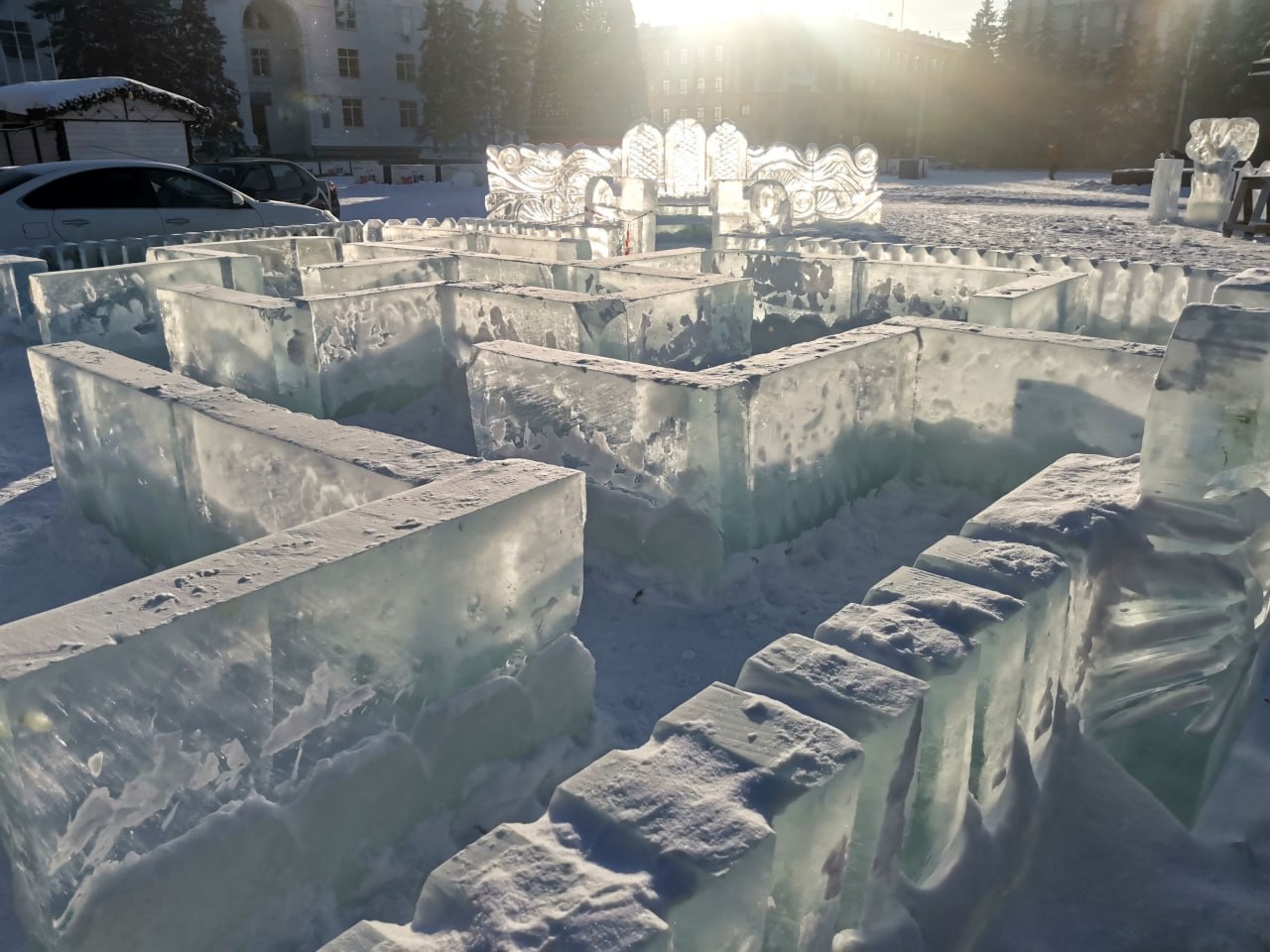 Более 200 кубометров льда превращают в сказку: на площади Советов продолжают строить ледовый городок Более 200 кубометров льда превращают в сказку: на площади Советов продолжают строить ледовый городок