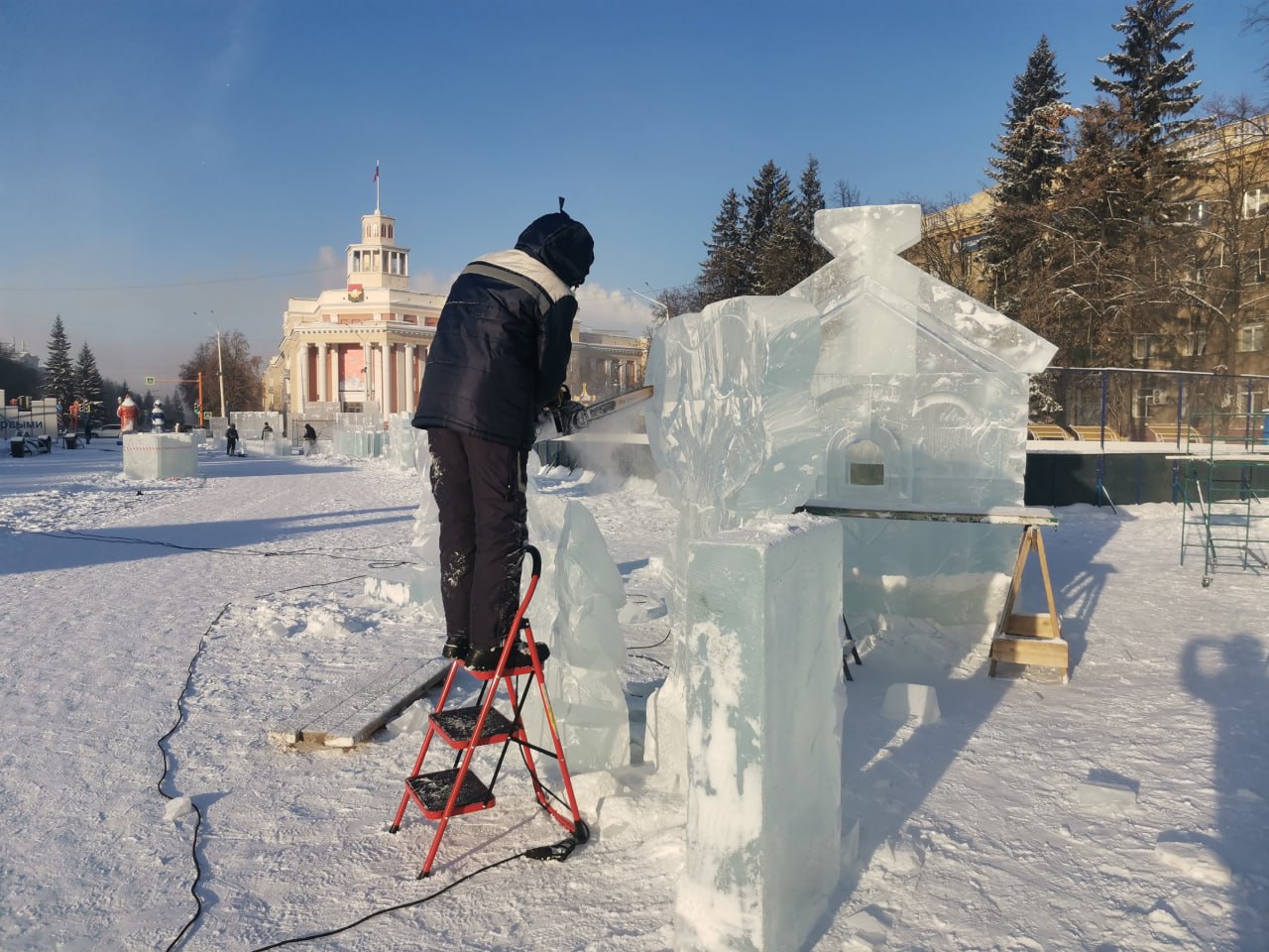 Более 200 кубометров льда превращают в сказку: на площади Советов продолжают строить ледовый городок Более 200 кубометров льда превращают в сказку: на площади Советов продолжают строить ледовый городок