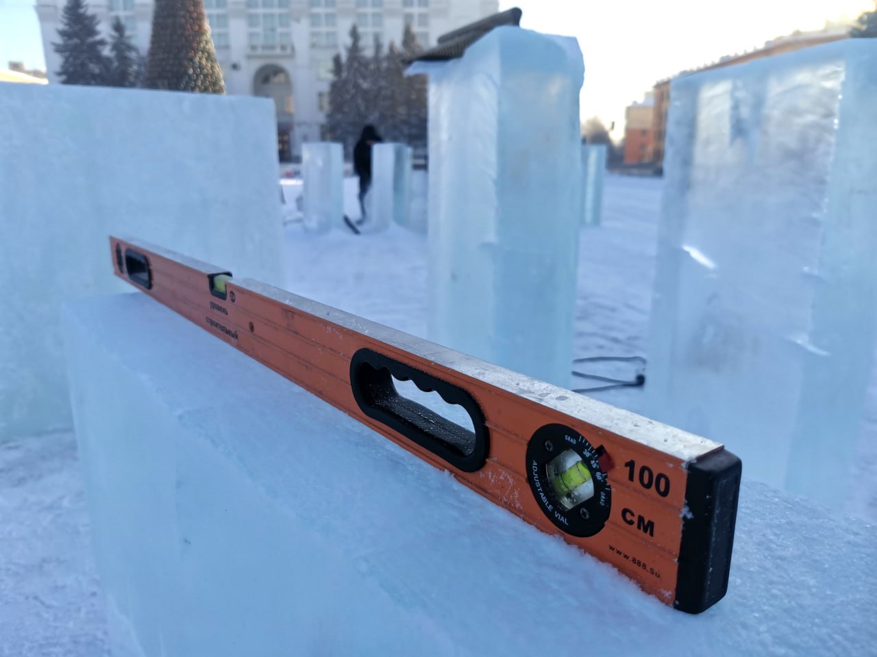 Более 200 кубометров льда превращают в сказку: на площади Советов продолжают строить ледовый городок Более 200 кубометров льда превращают в сказку: на площади Советов продолжают строить ледовый городок