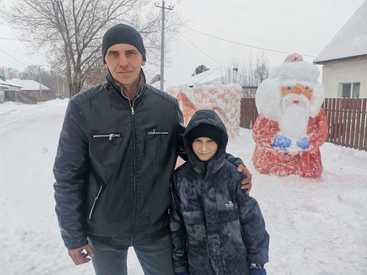 Житель Ягуновского построил рядом со своим домом новогодний мини-городок Житель Ягуновского построил рядом со своим домом новогодний мини-городок