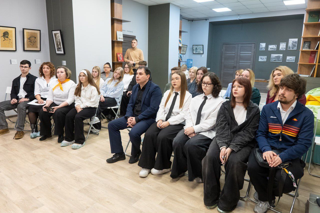 Глава города Кемерово Дмитрий Анисимов встретился со школьниками — участниками проекта «Город для всех» Глава города Кемерово Дмитрий Анисимов встретился со школьниками — участниками проекта «Город для всех»