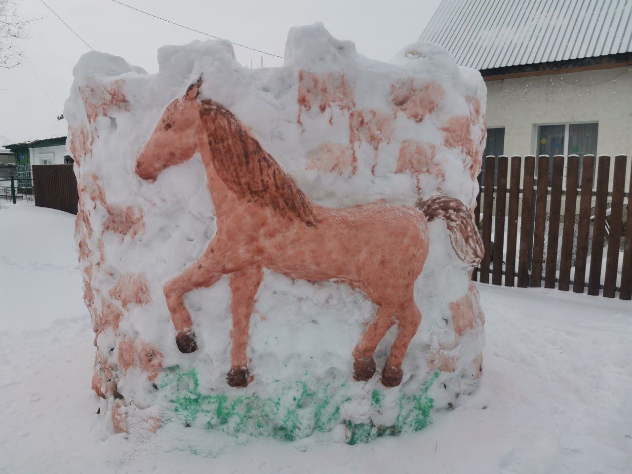Житель Ягуновского построил рядом со своим домом новогодний мини-городок Житель Ягуновского построил рядом со своим домом новогодний мини-городок