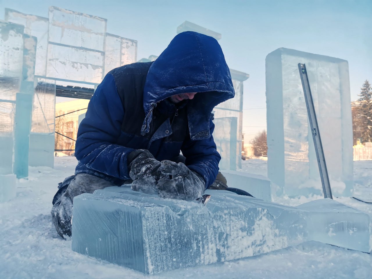 Более 200 кубометров льда превращают в сказку: на площади Советов продолжают строить ледовый городок Более 200 кубометров льда превращают в сказку: на площади Советов продолжают строить ледовый городок