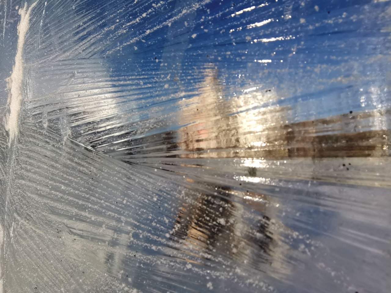 Более 200 кубометров льда превращают в сказку: на площади Советов продолжают строить ледовый городок Более 200 кубометров льда превращают в сказку: на площади Советов продолжают строить ледовый городок